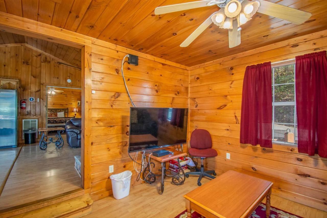 Ladybug Resort Romantic Cabin With Mountain Views, Game Room, Close To Dollywood Sevierville Exterior foto